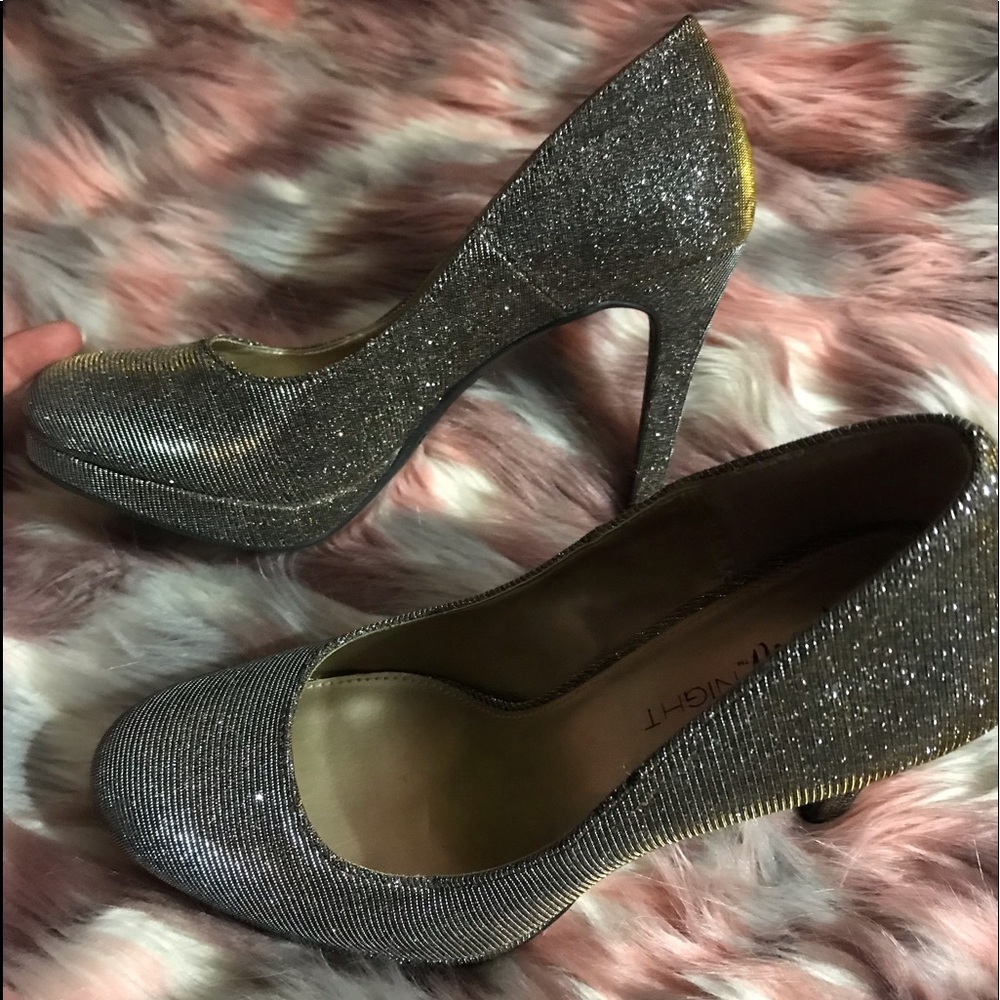 Gold/Silver Heels - Picture 4 of 7